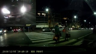 [Dashcam ITA Roma] Inchioda dietro a pelo, io faccio passare i pedoni...