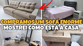 COMPRAMOS UM SOFÁ ENORME E LINDO, MOSTREI COMO ESTÁ A CASA PÓS MUDANÇA, INSTALAMOS A TV NA SALA 😱