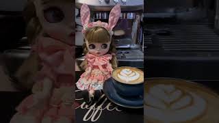 Priscilla serves coffee ☕️ Tulip 🌷 #blythedoll #coffee #coffeetime #coffeelover #latte #latteart