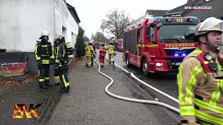 Gebäude in Vollbrand: Feuerwehreinsatz sorgt für Straßensperrungen | 19.12.2022