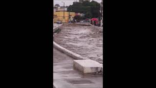 Com chuva de 110 mm, canal do Rio Granjeiro vira correnteza e transborda no Crato