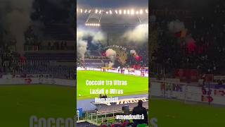 Le coccole tra gli ultras Romanisti e gli ultras Laziali durante il derby Lancio di torce e non solo