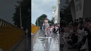 Hoàng Thùy catwalk siêu mượt mặt kệ sân trơn