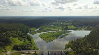 Virš Lietuvos: Dronu virš Nemuno ir Merkio šalia Merkinės link piramidės.  Lithuanian nature aerial