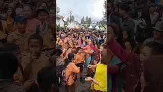 joget berebut pisang di hari jadi kabupaten karo