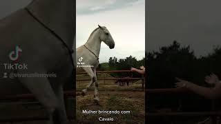 Mulher brincando com Cavalo.