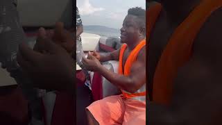 Oh sàd sojaman trow Kwaw weezy into lake🤣🤣🤣