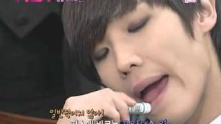 101217 Joon applying chapstick on his lips..... (so sexy...)