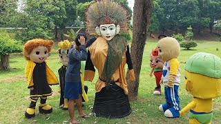 BADUT MENEMUKAN ONDEL - ONDEL DI TAMAN