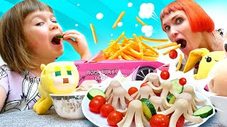 Капуки Дети – Играем в кафе! Бьянка и игрушки готовят 🍟🤩 Легкие рецепты для детей