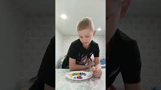 пробую M&M's.  с арахисом!