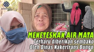 NAKERTRANS : IBU INI MENANGIS TERHARU SETELAH MENDAPATKAN SEMBAKO DI TENGAN WABAH VIRUS COVID 19