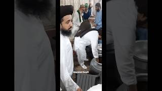 ان کے اندازِ کرم|حافظ سعد رضوی کارکنانمیں لنگر تقسیم کرتے ہوئے#viralshort #murshidswag