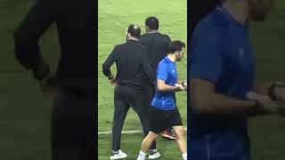 اللقطة اللي قلبت السوشيال ميديا سواريش يمنح كريم فؤاد ورقه بالتعليمات ولاعب الاهلي يضعها في الشورت