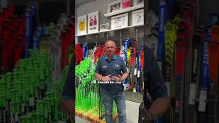 Manfred, Shopleiter Flagshipstore Kaprun, gibt einen Überblick über unser breites Racingsortiment. 🎿