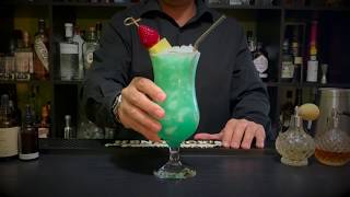 The Cocktail Club. How to make a Blue Hawaii. Recipe by Chino Márquez.