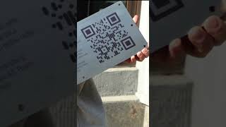 Лазерная гравировка qr-кода на табличке из нержавеющей стали