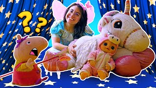 El hada mágica Wendy ayuda a baby Alive a esconderse. Bebés y sus juguetes.