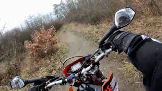 Srebrna Ride KTM 660 SMC i trasa kolei zębatej.