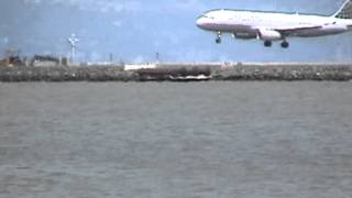 United A320 landing at KSFO