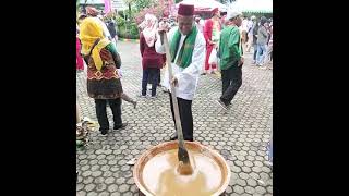 Ngaduk dodol di Lebaran Betawi Ciracas