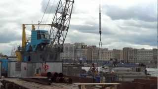 Harbour crane unloading slabs