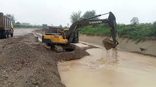 Let’s take a look at how volvo excavator load rocks and sand from underwater into the eicher dumper.