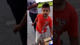 Niño llega y compra sus naranjas a trailero que chocó mientras la gente hace rapiña👌🏼👏🏼👏🏼