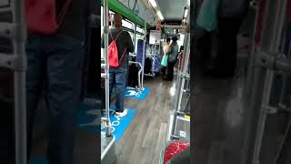 PASAJERO DE BILBOBUS QUITÁNDOSE LA ROPA