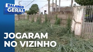 Flagra: Homens cortam matagal e jogam a sujeira no quintal dos vizinhos