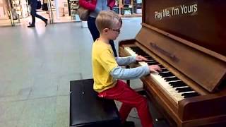 Bimbo Prodigio di 8 Anni Suona il PIANOFORTE e Lascia Tutti a BOCCA APERTA!!