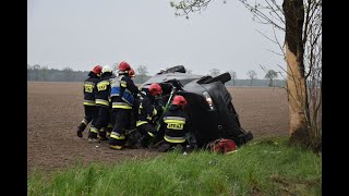 Dachowanie samochodu osobowego - akcja ratownicza