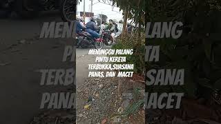 MENUNGGU PALANG PINTU KERETA TERBUKA