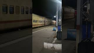 17612 Mumbai - Nanded Rajya Rani Express arrived at manmad #irctc rajya rani express