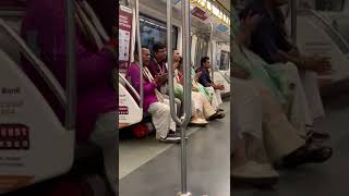 हरे राम हरे राम राम हरे हरे कृष्ण हरे कृष्ण कृष्ण कृष्ण हरे हरे #🚇metro यात्रा #viral shorts#ytshort