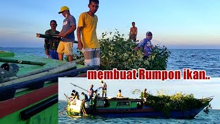 Membuat Rumpon ikan rumah ikan buatan gotong royong nelayan teritip laut Balikpapan.