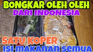 BONGKAR OLEH OLEH DARI INDONESIA SATU KOPER ISI MAKANAN SEMUA