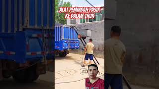 Kreatif sekali mandor bangunan ini, dia menggunakan sebuah alat pemindah pasir ke dalam truk