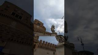 Castelo de Santo Ângelo (italiano: Castel Sant' Angelo), localizado na margem direita do rio Tibre.