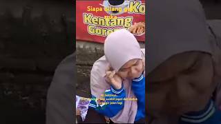 Ni buktinya..Biar di tutupi tapi sambil joget dan duduk di pinggir jalan lagi.siapa bilang gak suka?