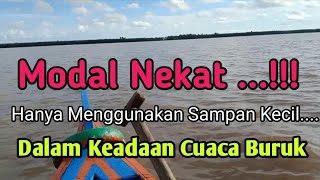 Nekat Menyebrangi Muara Keadaan Cuaca Buruk Hanya menggunakan Sampan Kato