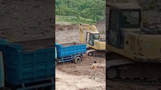 Beko Keruk Komatsu dan Dump Truk Loading Tanah