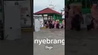 nyebrang banjir #short #banjirtahunan