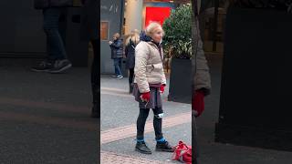 “Die verwirrte alte Kölnerin singt ein herzerwärmendes Lied mitten in der Kölner Altstadt!“ 🎶