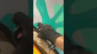 Pintando com sprays sobre parede com cimento queimado #graffiti #subscribe #graffitiart #painting