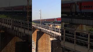 Lal jodah pehne aana. ✨❣️😍...#indainrailway #train #railover #railway #raillove