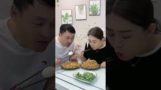 😂🍽️ Ultimate Food Face-Off: Husband vs. Wife – Who Will Win This Hilarious Challenge? #FunnyVideo