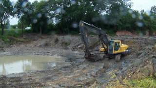 Czyszczenie stawu - koparka gąsienicowa Volvo EC240B