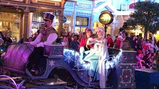 Elsa and Anna make it SNOW on Disney World's main street! Mickey's Very Merry Christmas Party.