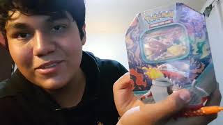 abriendo sobres de cartas de pokemon